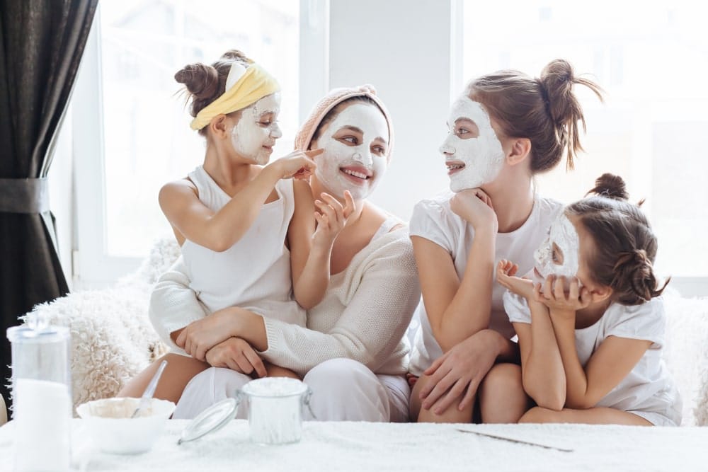 Aprovecha el tiempo libre con tus hijas para preparar una mascarilla natural. Les encantará aprender trucos sobre la estética y la belleza junto a su mami.