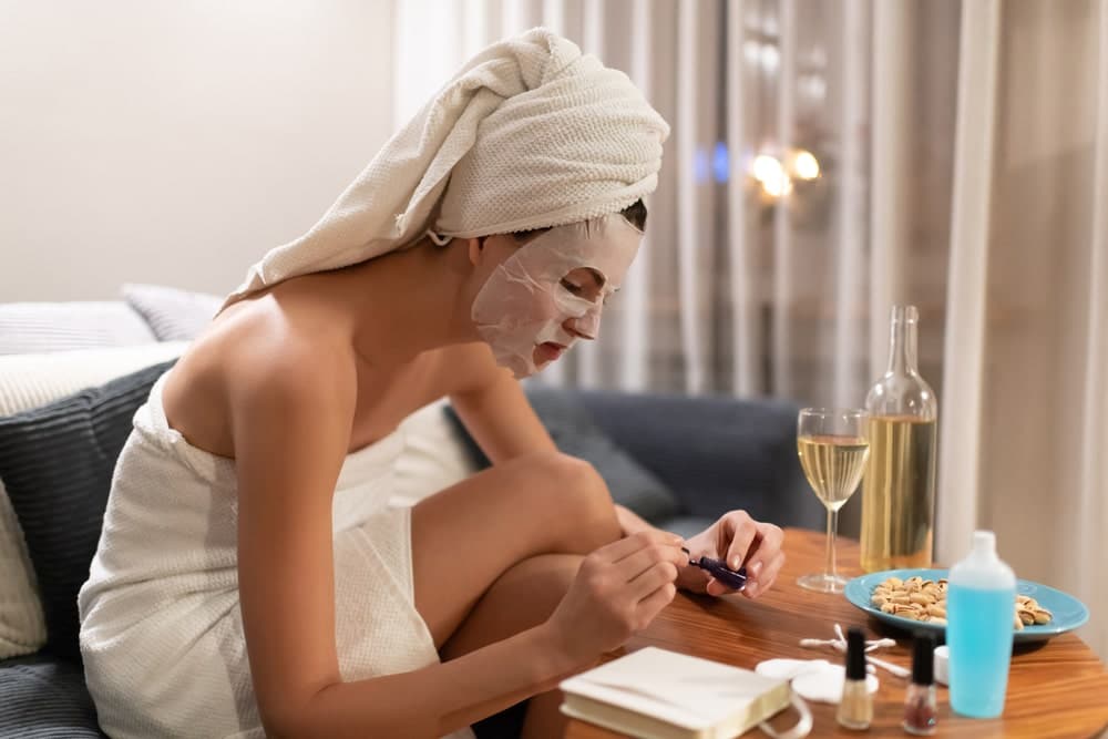 Reserva una hora a la semana para hacerte la manicure. Es parte de la estética que una mujer moderna debe seguir.