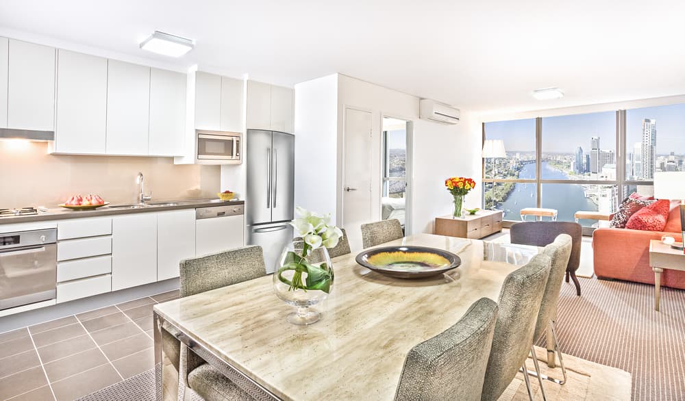 Con una poltrona o un sofá puedes separar ambientes pequeños. 