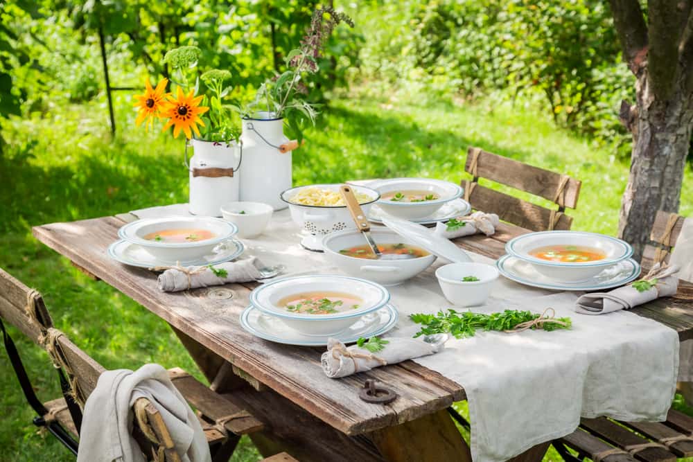Las mesas de jardín son la excusa perfecta para involucrarnos con la naturaleza. Decóralas para disfrutarlas