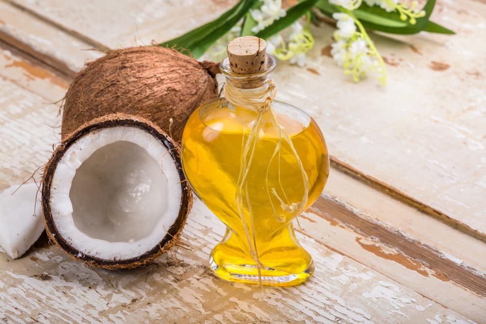 Aplica sobre los ojos cansados un algodón con un poquito de aceite de coco para desinflamarlos.