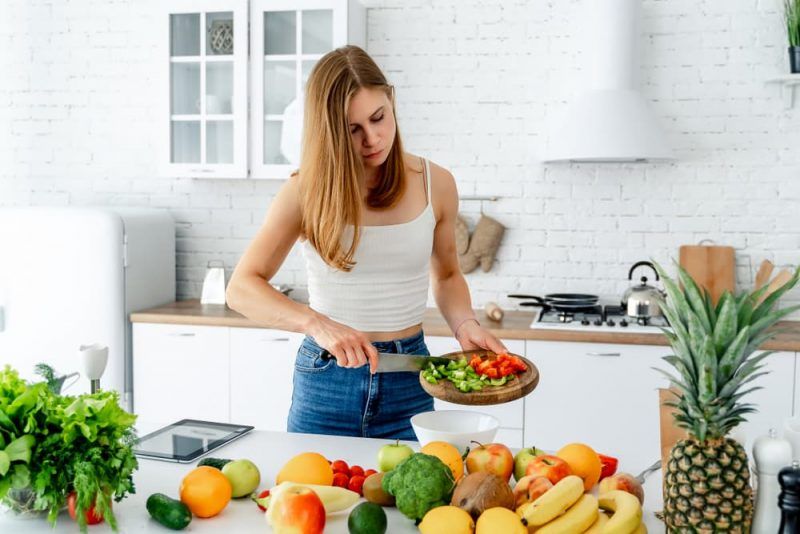 Comer alimentos saludables y frescos impacta positivamente tu salud.
