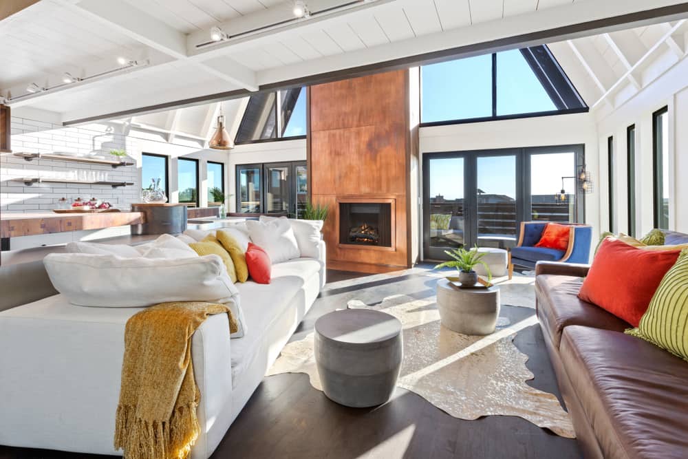 La alegría que le dan los colores del verano al hogar es indiscutible. Los acentos como cojines, adornos, flores, y accesorios con tonos coloridos, refrescan un ambiente.