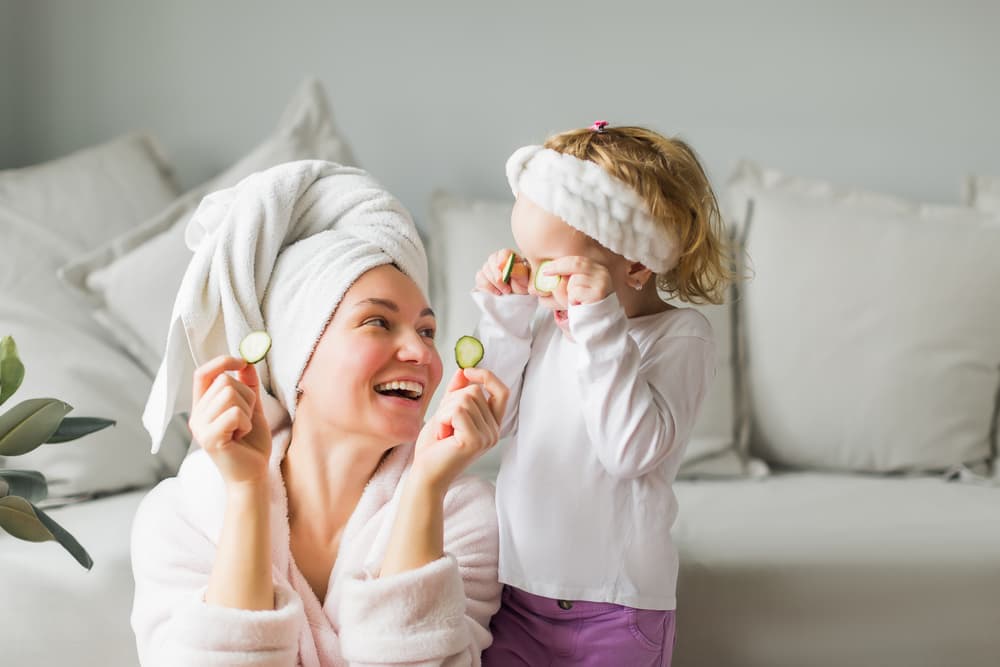 Para los ojos cansados corta unas rodajas de pepino y los pones el el refrigerador 15 minutos antes de colocártelas en los ojos.