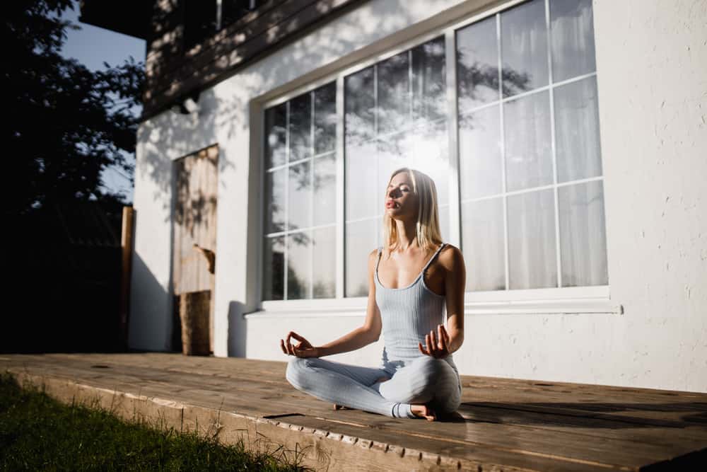Cómo aprender a meditar? Es importante en primer lugar que busques un lugar tranquilo, sin ruidos ni nada que distraiga tu mente.