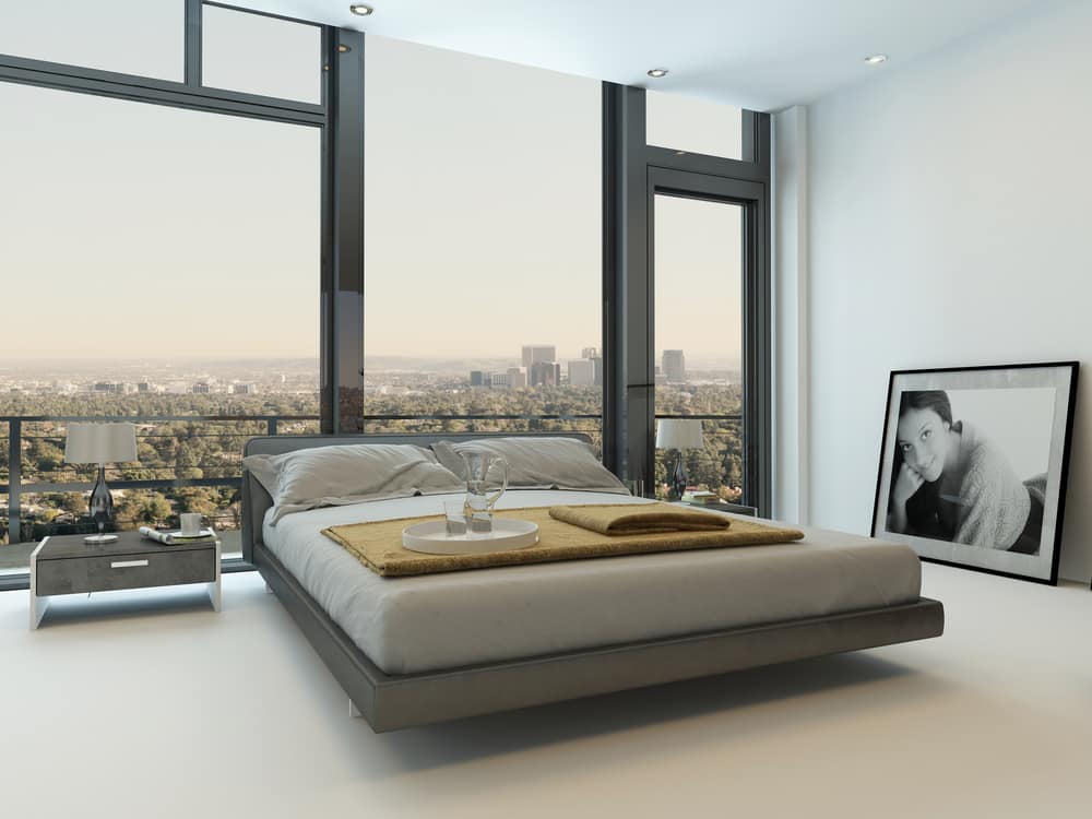 En la decoración de dormitorios modernos mientras menos piezas tengas mejor. Un cuadro recostado contra la pared le da un toque minimalista.