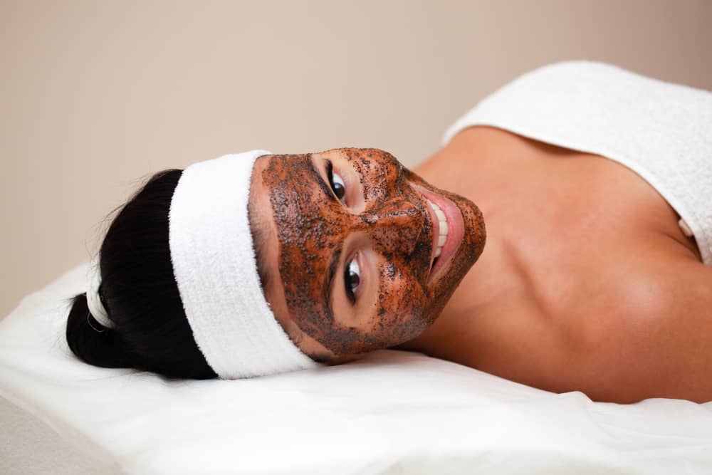 El café es un exfoliante casero para el cuerpo y el rostro de quien tiene la piel seca y mixta.