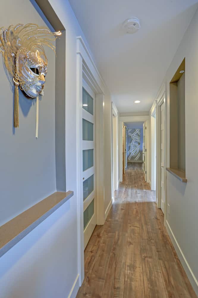 Los colores claros son los ideales para la decoración de pasillos estrechos.