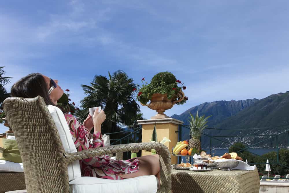 Hay momentos en los que necesitamos tomar decisiones y accionar. Sentirse sola estando acompañada puede ser desvastador. Toma un tiempo para tí, para pensar y para sincerarte.