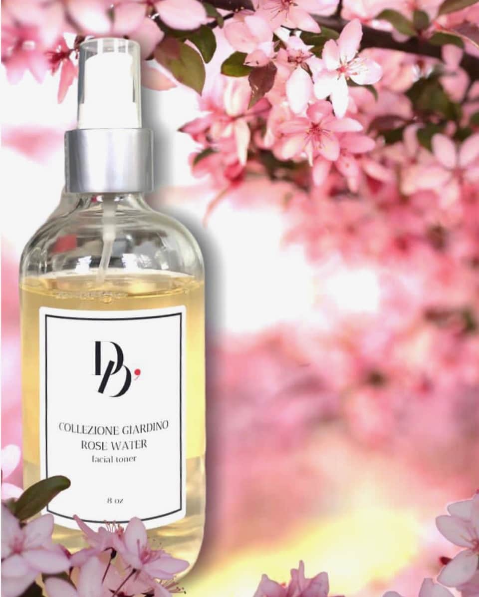 El agua de rosas es el mejor tónico para hidratar, reafirmar y desinflamar la cara