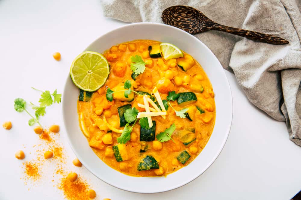 Un curry de garbanzos con verduras es uno de los almuerzos saludables más deliciosos, rápidos y fáciles de preparar. En tan solo 20 minutos tendrás una comida nutritiva y deliciosa!