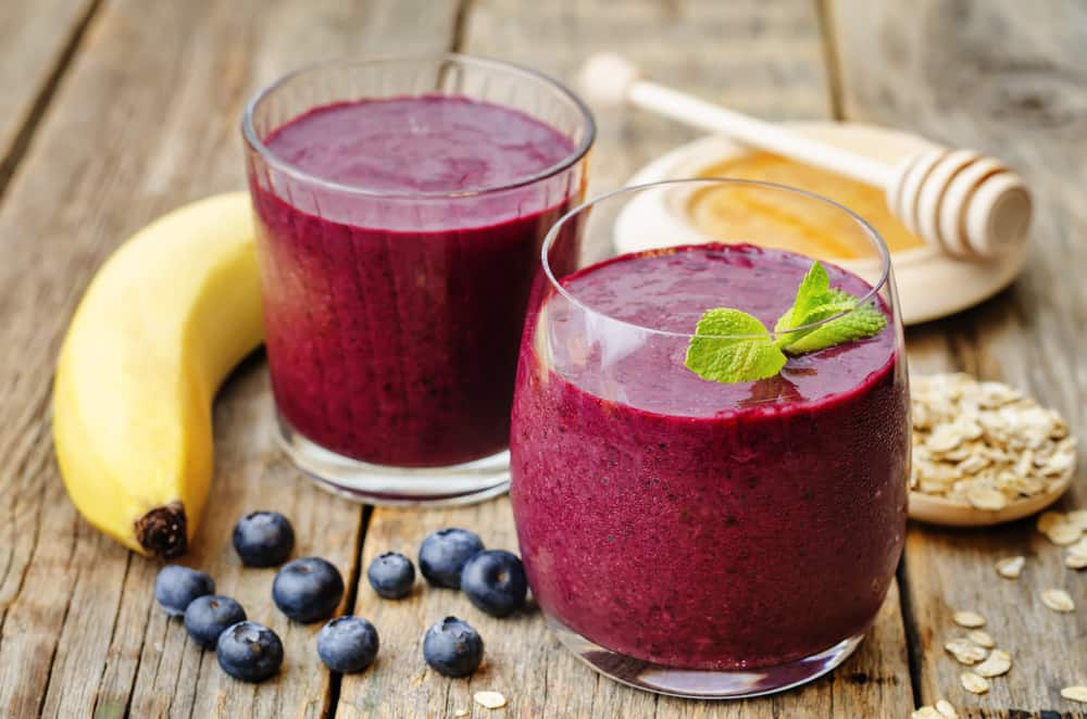 Si estás con poco tiempo puedes preparar un batido de arándanos, banana, espinaca y avena. Es uno de los almuerzos saludables con más vitaminas para fortalecer tu sistema inmune y dejarte saciada.
