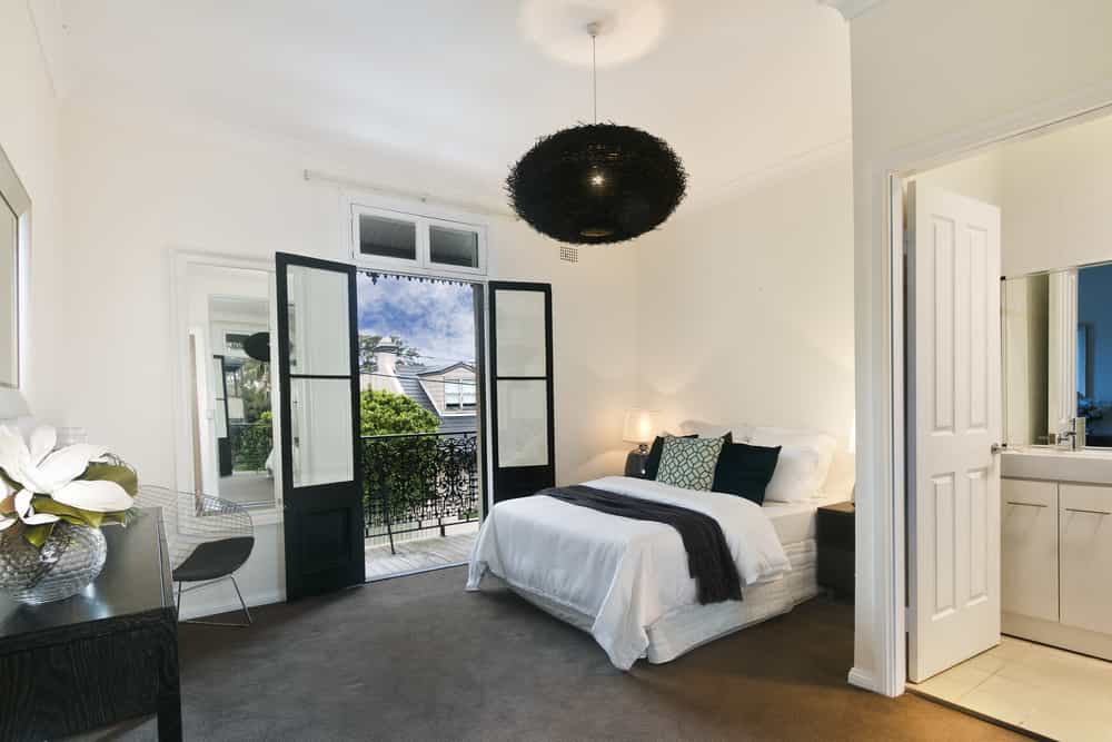 El color blanco en la habitación beneficia el sueño y crea un espacio tranquilo y relajante.