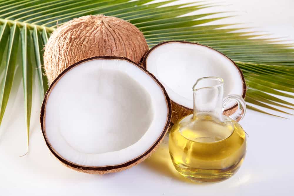 El aceite de coco ayuda a atenuar las arrugas del entrecejo.