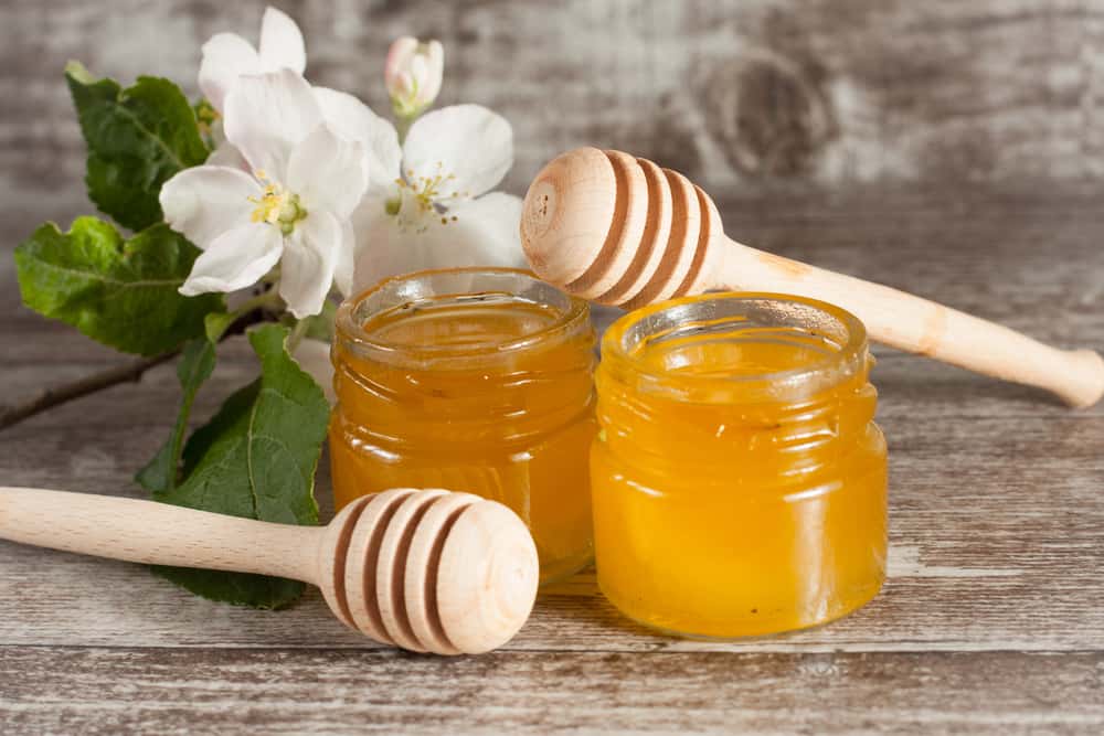 Para mejorar la piel reseca prepara en casa un exfoliante de mil con azucar. Esto ayuda a eliminar las células muertas y suaviza la textura de la piel