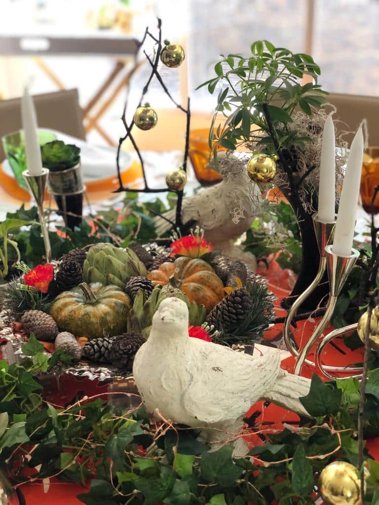 Qué ilusión poder celebrar una fecha tan especial con la familia. Para la decoración de mesas para Thanksgiving utiliza velas, hojas secas y verdes, calabazas