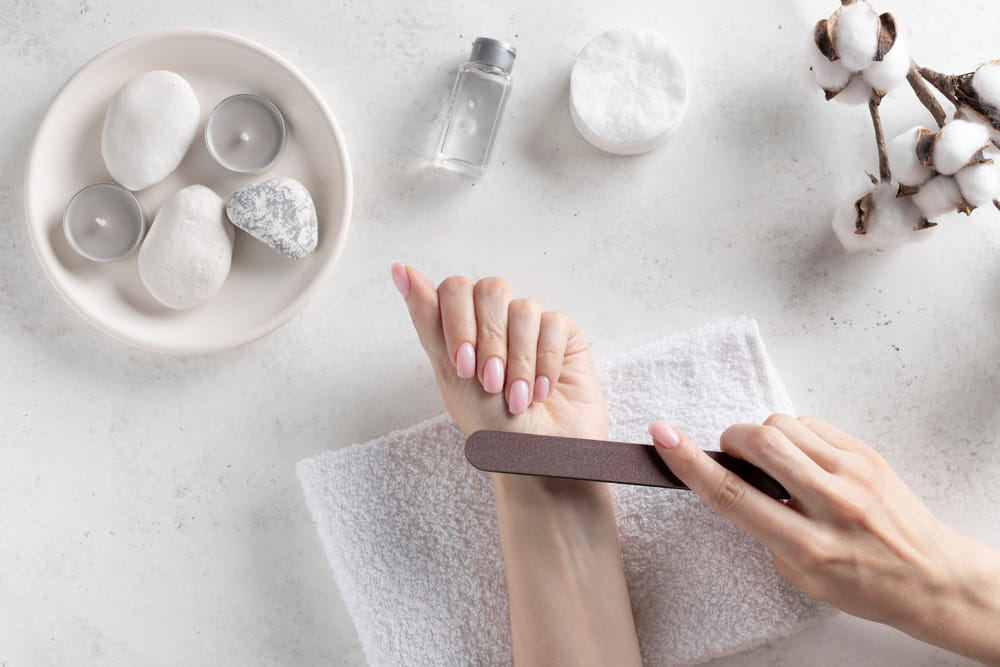 La lima fortalece, empareja y ayuda a que el esmalte se fije mejor. Hacerte la manicure y pedicure semanalmente mantiene tu femineidad intacta y te da una gran seguridad. Además te hace sentir sexy y bien presentada siempre.