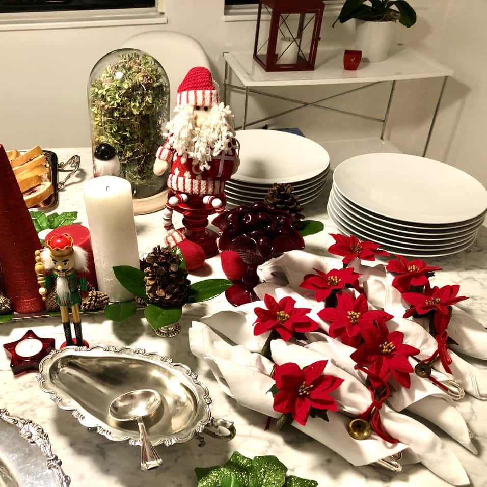 Los servilleteros de poiinsettia son ideales para la decoración de mesa para navidad. Üsalos con servilletas blancas de hilo para que destaquen.
