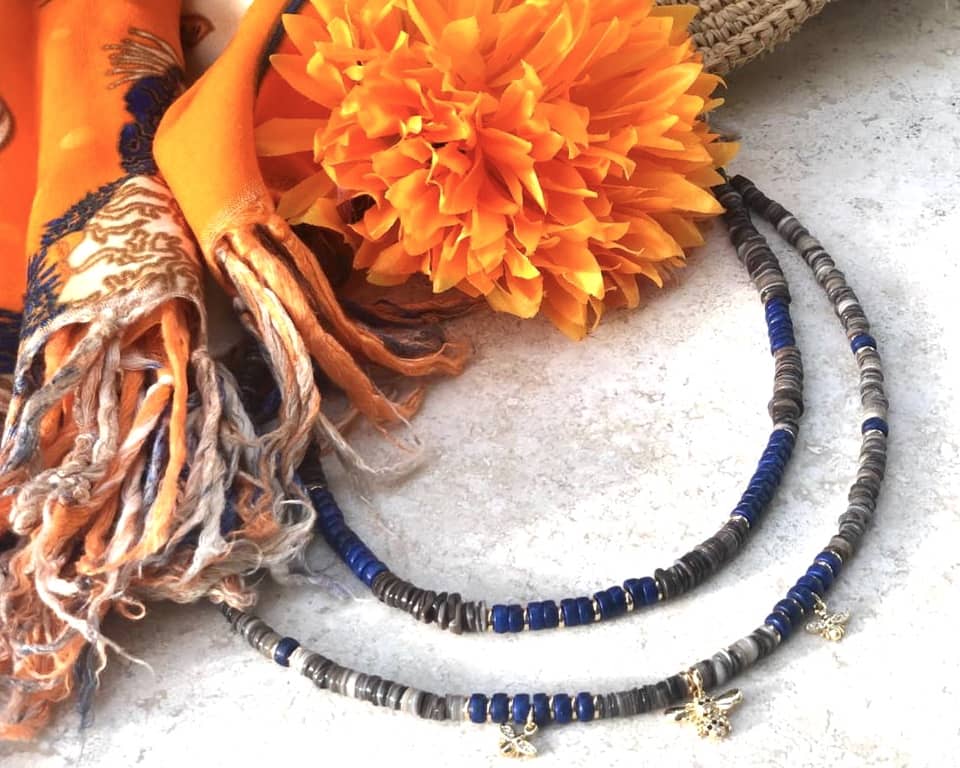 Un collar de pucas es un "must" para vestirte casual. Son bellas, delicadas, coloridas y generan largas conversaciones!