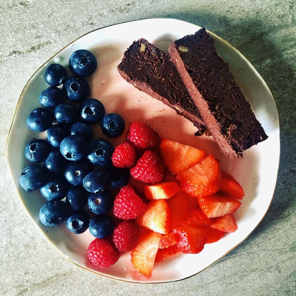 En tu menú saludable para Noche Buena incluye este postre de brownie con pocas calorías.