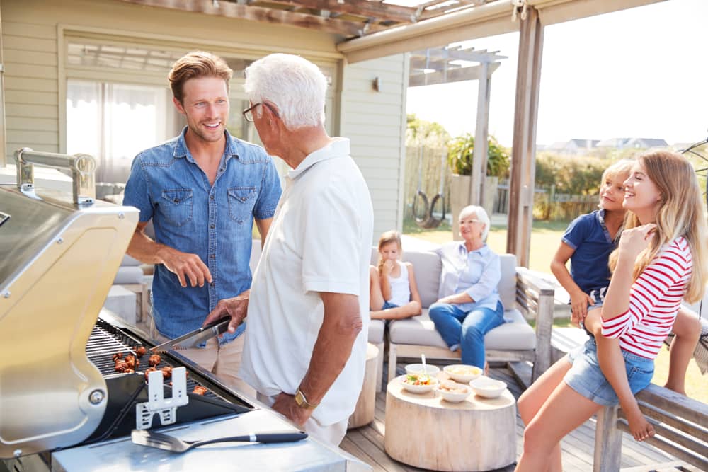 La forma saludable de comer carne es asarla a la parrilla. Recuerda no todos los tipos de carne favorecen la salud. Debes consumirla con moderación.