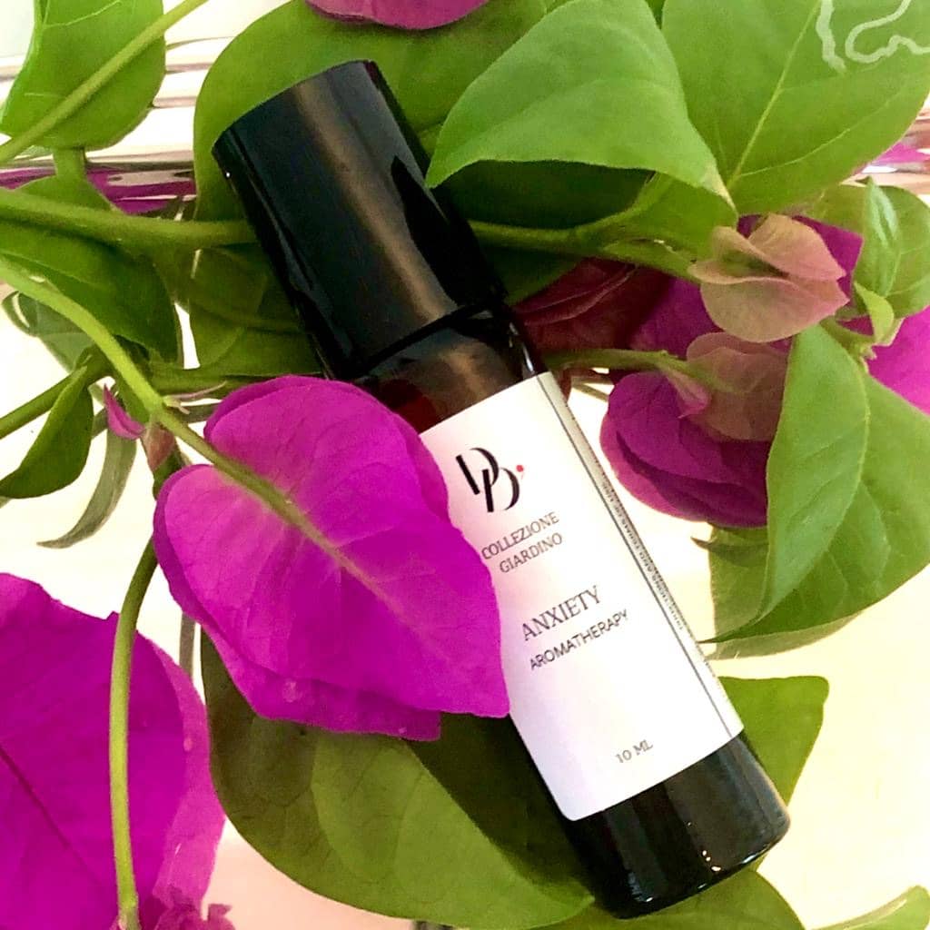 Un viaje puede ser sumamente estresante y si sufres de ansiedad para tener un viaje seguro y mantenerte serena no olvides llevar tu roll on contra la ansiedad.