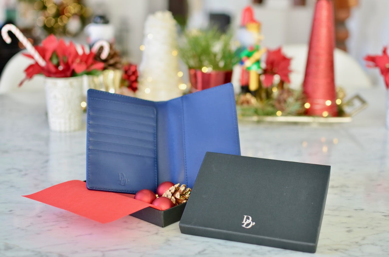 Un porta pasaporte es un regalo de navidad para hombres viajeros, bien sea por trabajo o por placer. Es un presente muy útil que le facilitará la experiencia de viajar.