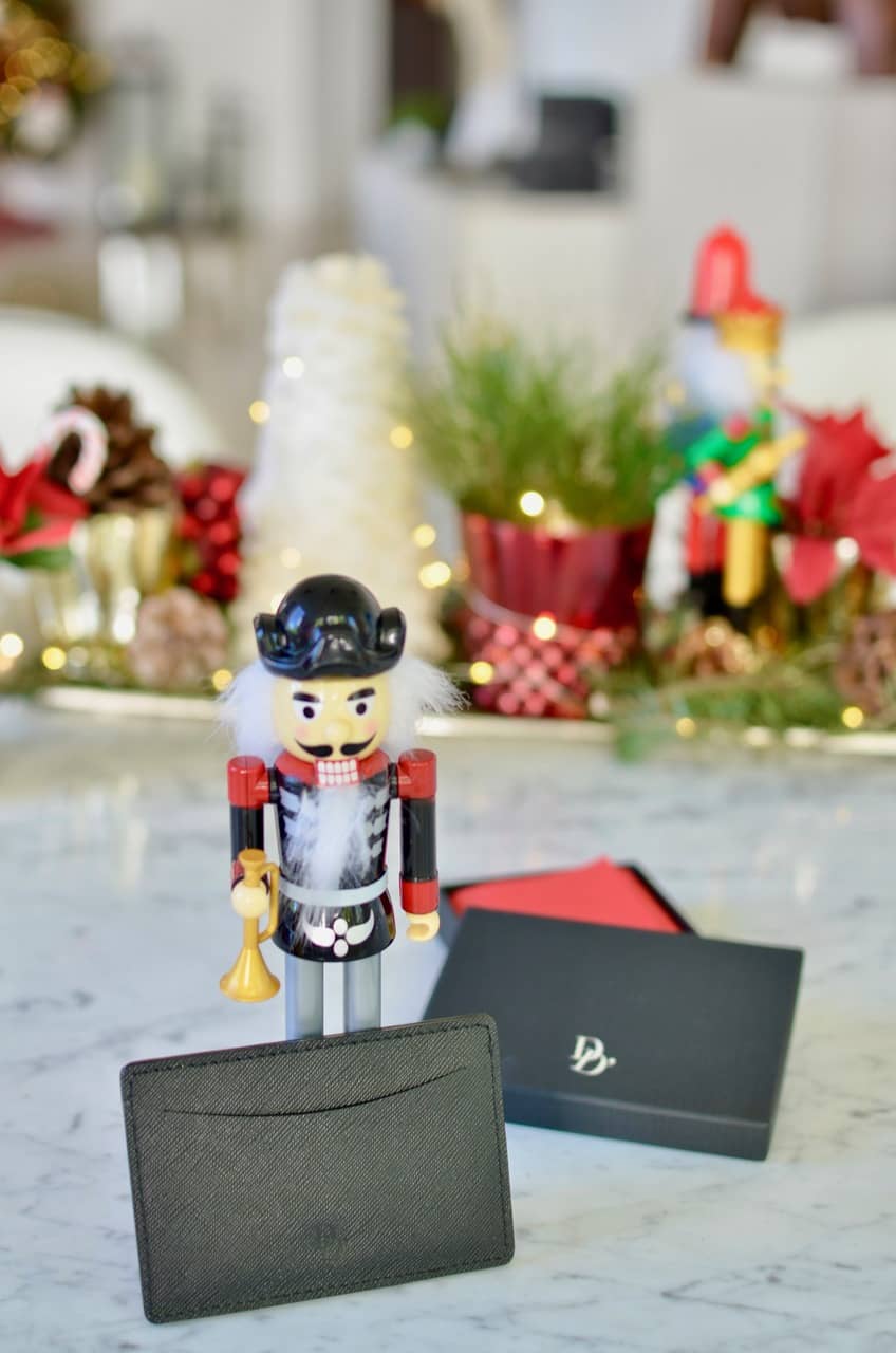 Un regalo de navidad para hombres que les encanta es un card holder de cuero. Selecciona el que tenga el tamaño ideal y quepa en el bolsillo de una chaqueta o pantalón.