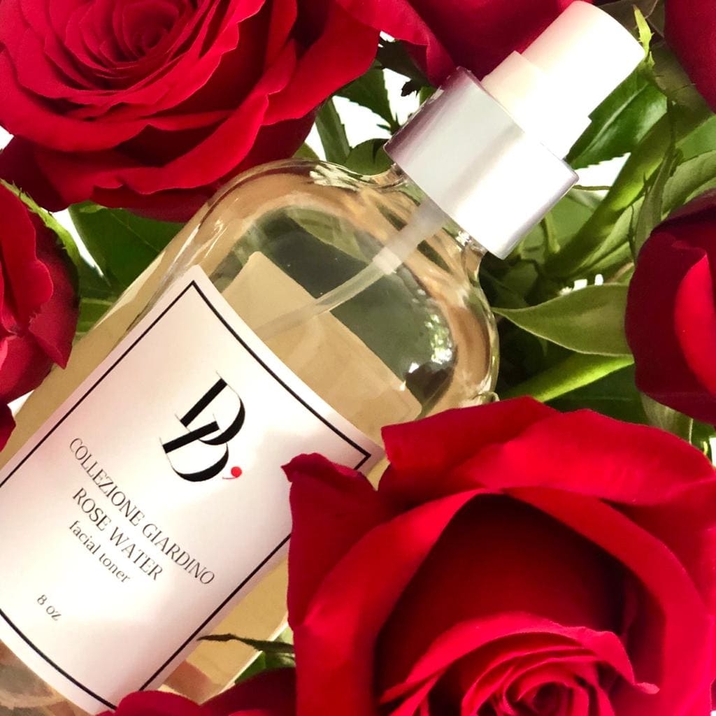El Agua de Rosas es uno de los regalos de Navidad para amigas que más van a amar! No solo les tonifica la piel, es antiinflamatoria, antianvejecimiento y tiene vitaminas que le aportan salud y belleza a la piel.