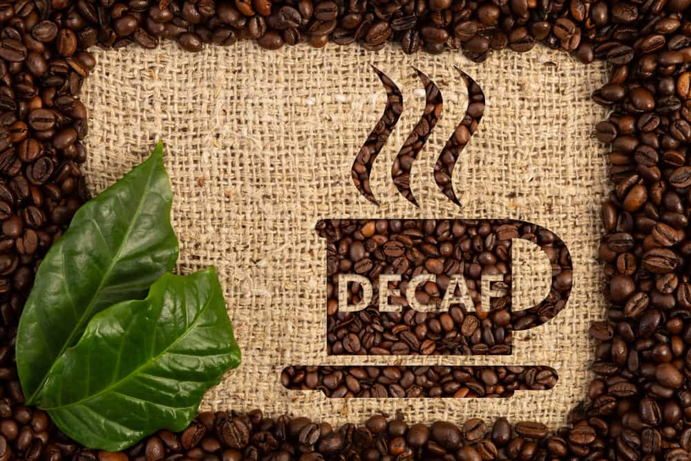 Ni cambies los beneficios que trae a tu salud una taza de cafe por una taza de café descafeinado. El proceso de descafeinar el café trae peligrosos efectos secundarios y se relaciona con distintos tipos de enfermedades, entre ellas el cancer.