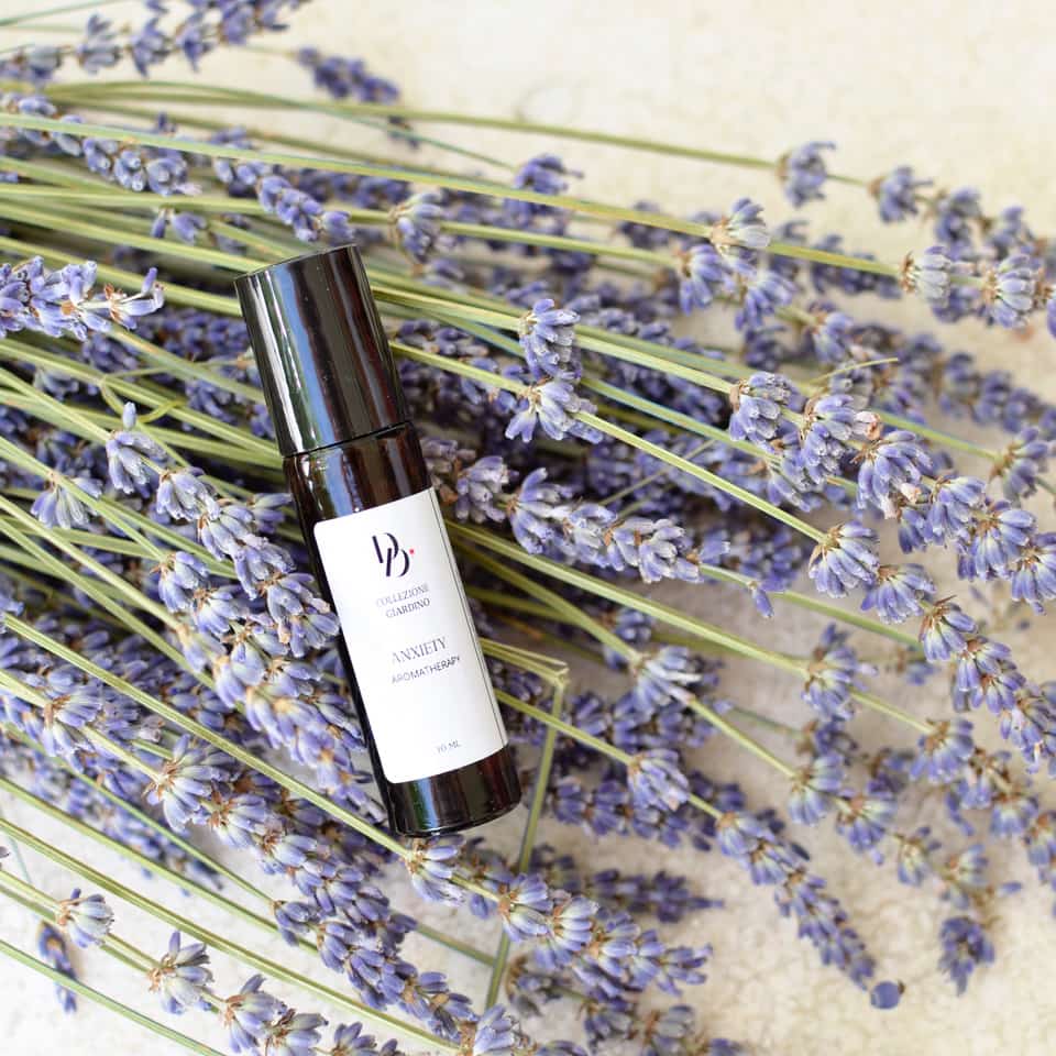 La aromaterapia es una terapia maravillosa para relajarte. Elimina el estrés usando un roll on contra la ansiedad para beneficiar tu salud y tu paz mental
