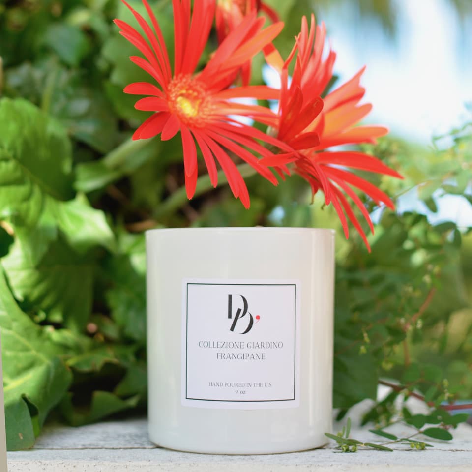 Una vela aromática hace mucho por tu salud. Elimina el estrés prendiendo una vela antes de meditar. Este será tu momento sagrado para relajarte y desconectarte del lo que te afecta.