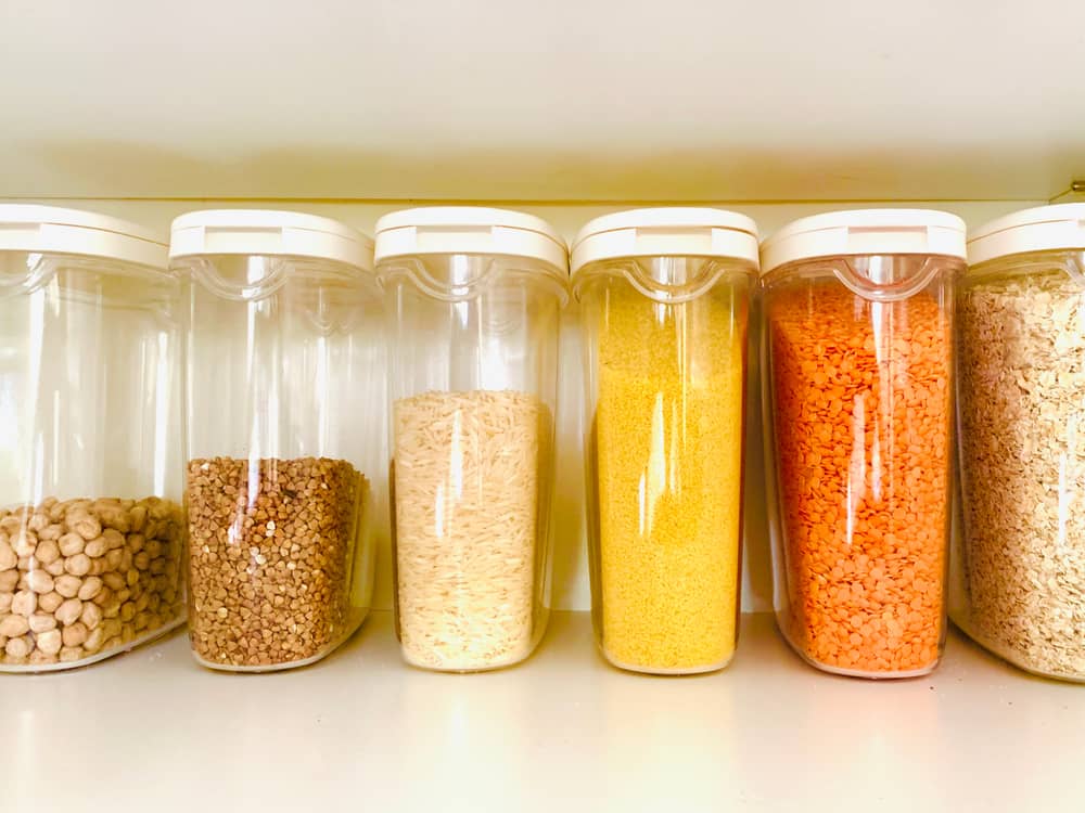 Organiza los gabinetes para cocina con containers transparentes que permitan ver lo que guardas en ellos.