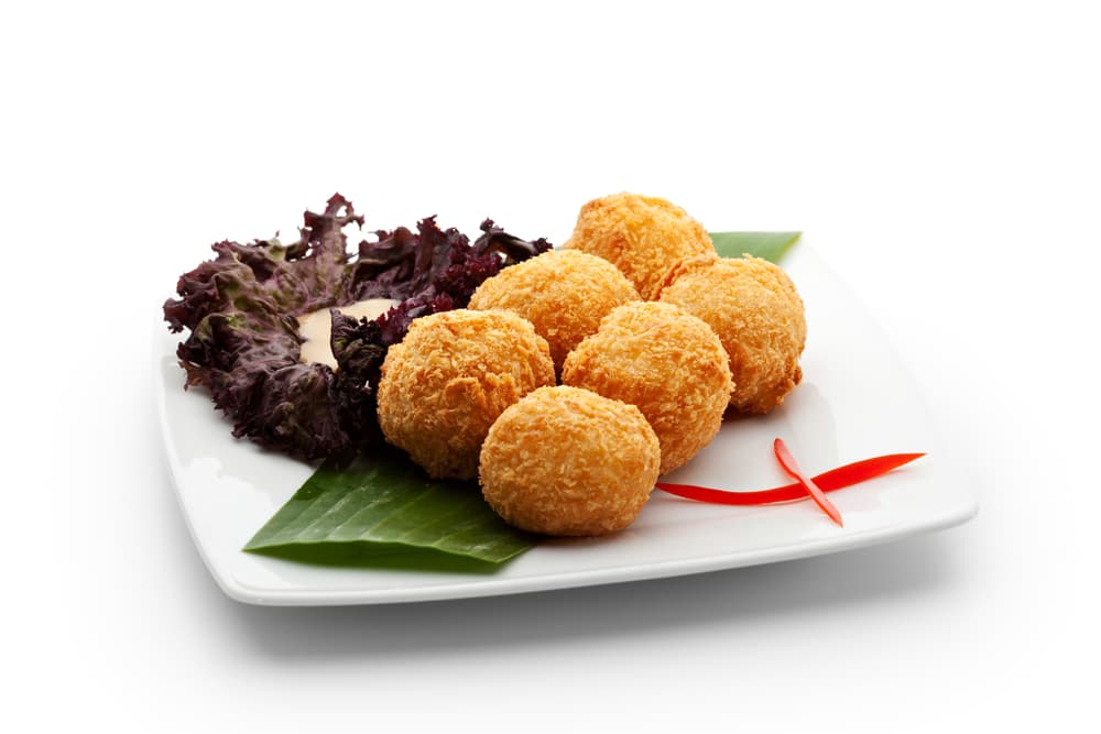 Las croquetas de salmón son una opción deliciosa y saludable para un almuerzo o cena. Mezclada con quinoa o con lechuga verde y morada es uno de los tipos de ensaladas que te deja saciada y son muy sencillas de preparar.