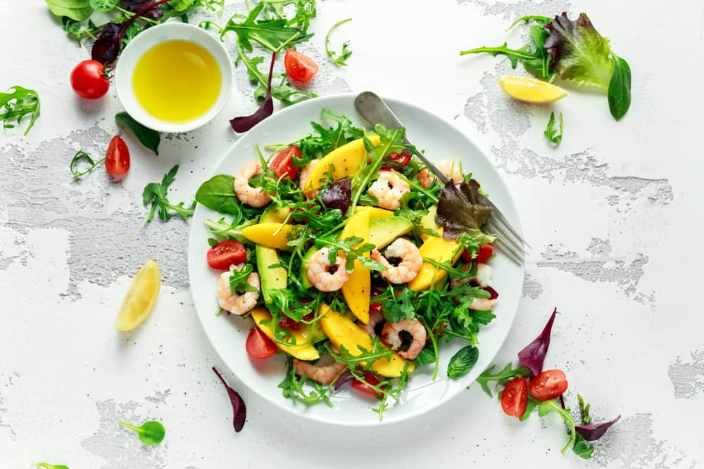 la ensalada de aguacate con camarones es muy saludable, sencilla y está llena de vitaminas y antiooxidantes. Es de los tipos de ensaladas más popular por su fácil preparación y su delicioso sabor.