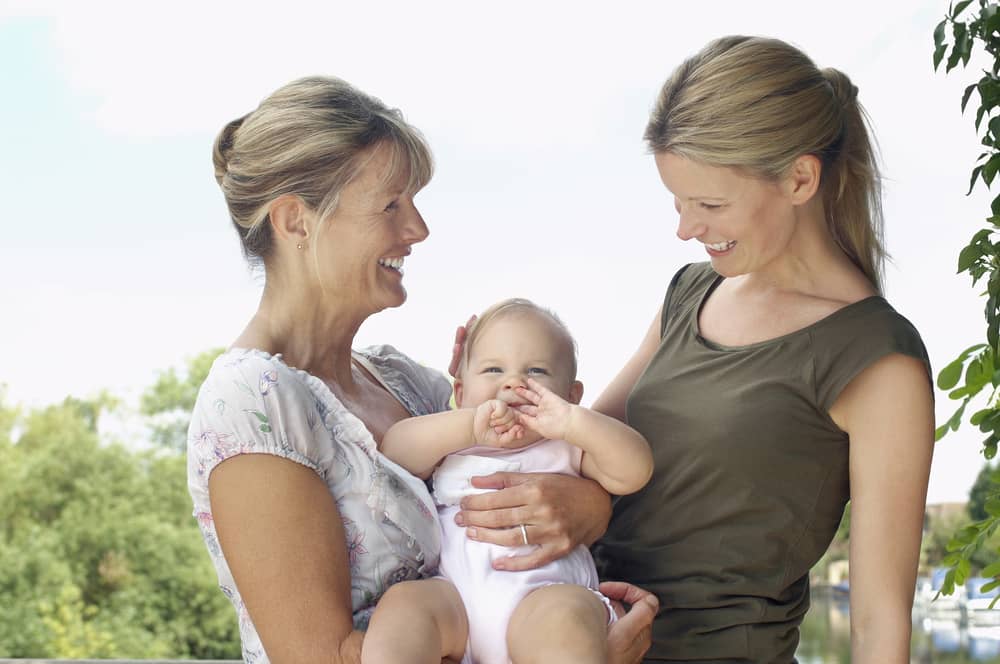 Una de las soluciones a la depresión postparto es buscar ayuda, cuando te sientas abrumada. Llama a tu mamá o algún familiar cercano para que puedas descansar o realizar tus actividades diarias. Recuerda que la depresión postparto influye negativamente en tu bienestar y en el de tu bebe.