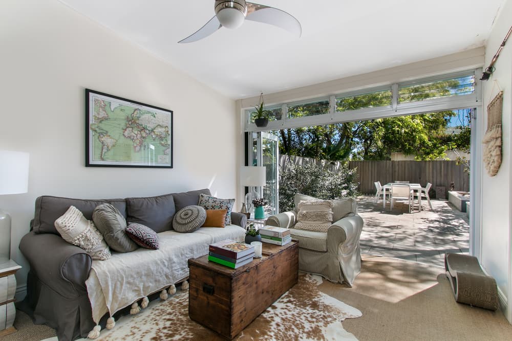 Entre los colores para pintar una sala y sentir bienestar y relax está el color arena. Un tono muy suave y fácil de combinar al momento de colocar el home office