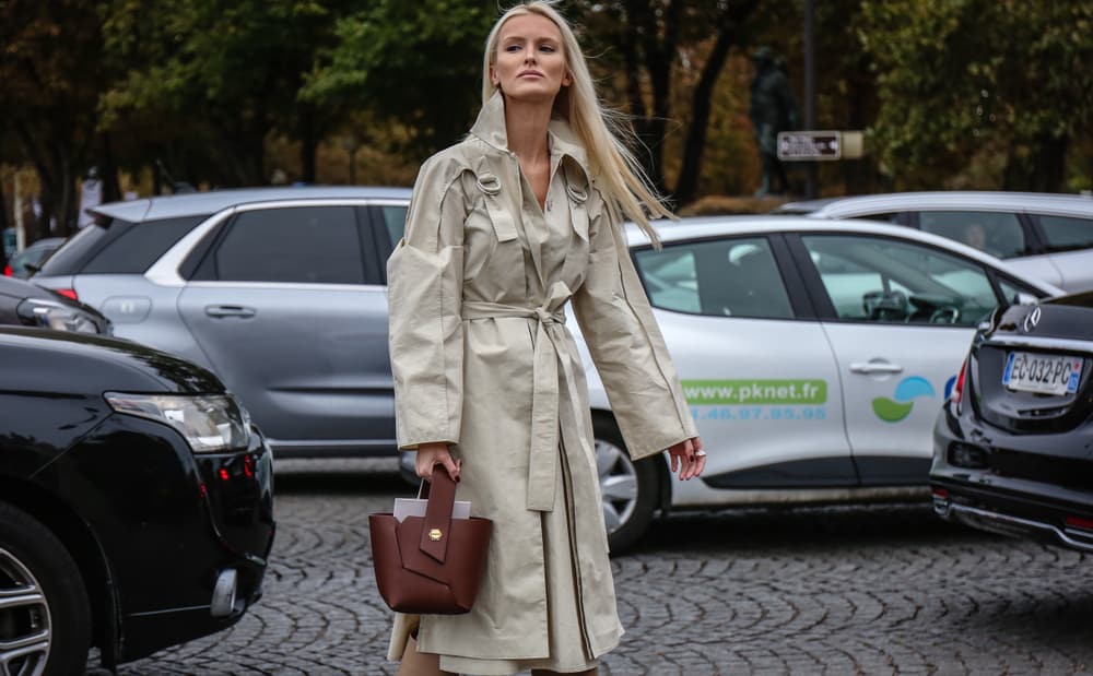 Una gabardina o trench es un "Must" en el closet de una mujer empoderada. La ideal es en color beige o negro para que la puedas combinar con todo, especialmente en los meses de primavera y otoño.