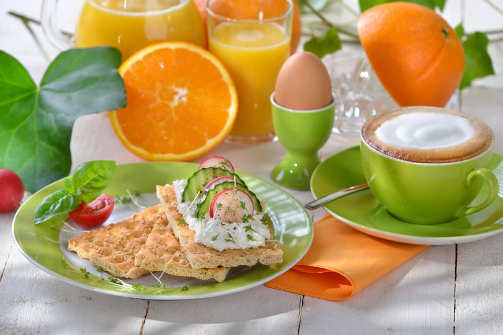 Un buen desayuno diariamente, así como fijar los horarios de comida, contribuye a mantener tu organismo saludable y a no ganar peso. Recuerda comer abundante en la mañana ya que es la comida más importante.