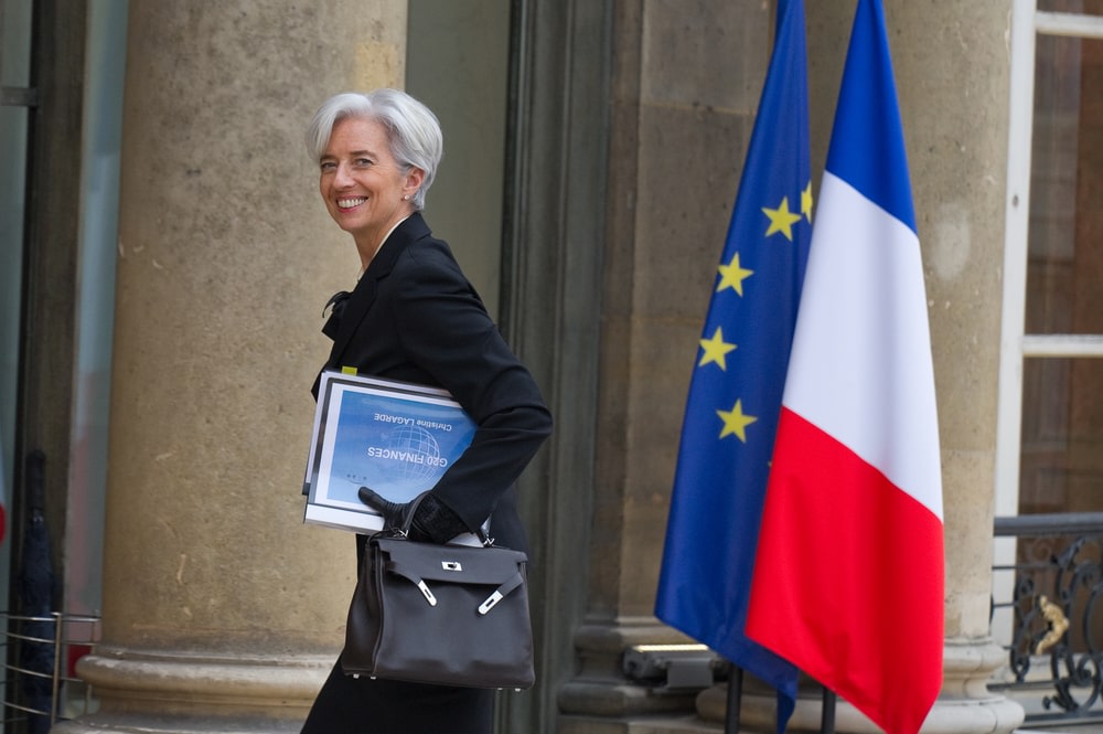 Christine Lagarde es la primera mujer en ocupar el cargo de Presidente del Banco Central Europeo. Esto no ha minimizado el ser una mujer femenina y encantadora.