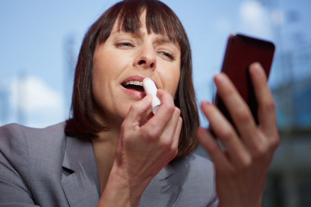 Uno de los tips de maquillaje que te ayuda a verte juvenil es aplicar un labial claro. No uses tonos oscuros diariamente después de los 50. Un brillo te ayuda a lucir más juvenil. 