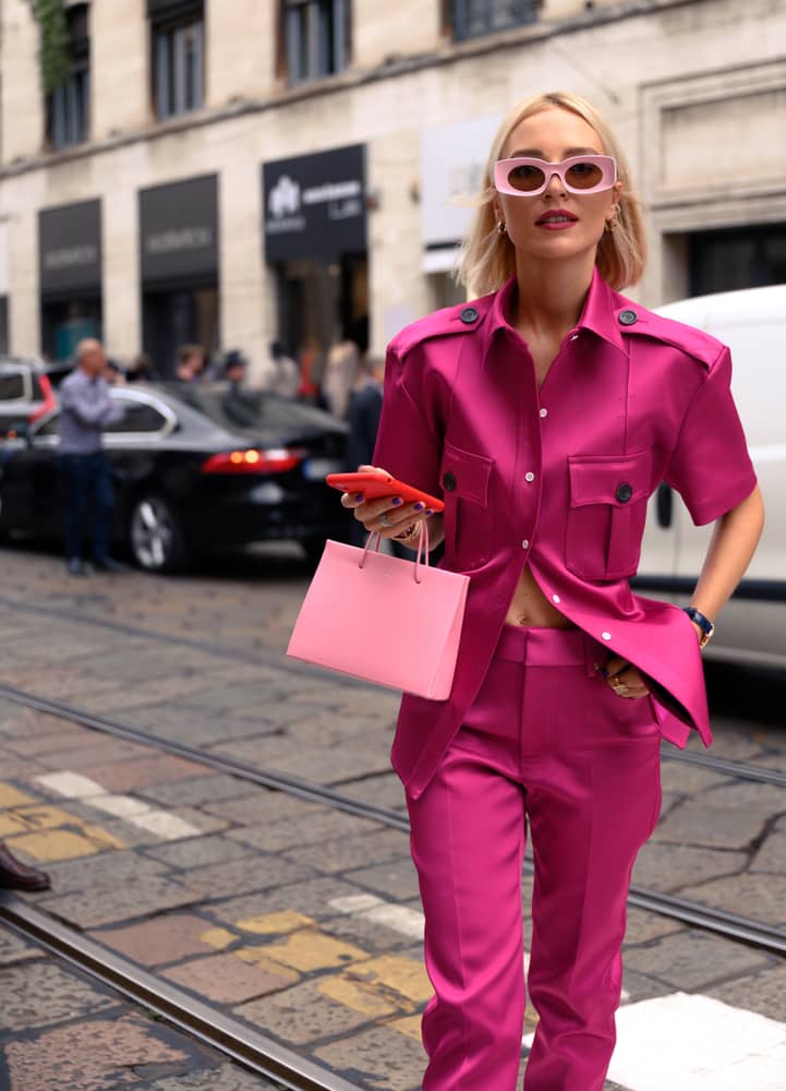 Entre los vestidos de moda para primavera no puede faltar un outfit en colores vibrantes como el fucsia.
