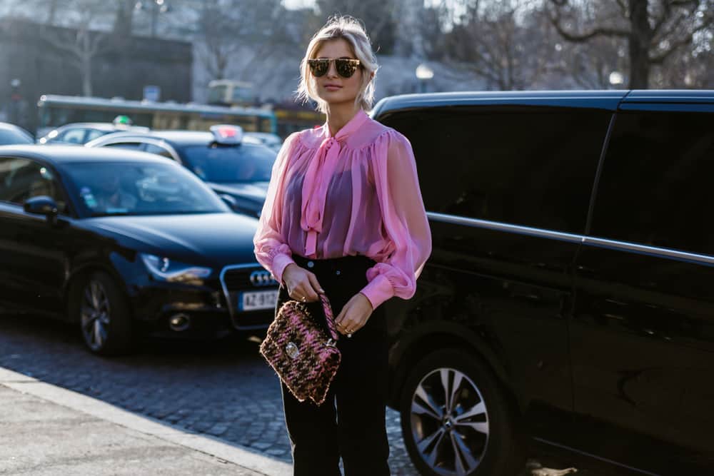 El rosado chicle es el color en tendencia este 2021. Puedes usarlo en cualquier estación, pero en otoño e invierno debes combinarlo con colores oscuros como el negro o el azul marino.