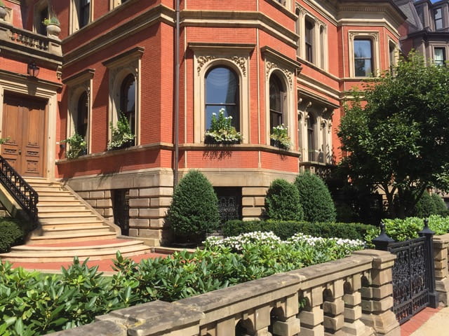 Hay ciudades que uno puede ir una y otra vez y Boston es una de ellas. Caminar por Commonwealth Avenue es algo maravilloso. Sus hermosas fachadas llenas de flores y frentes bien cuidados te encantarán