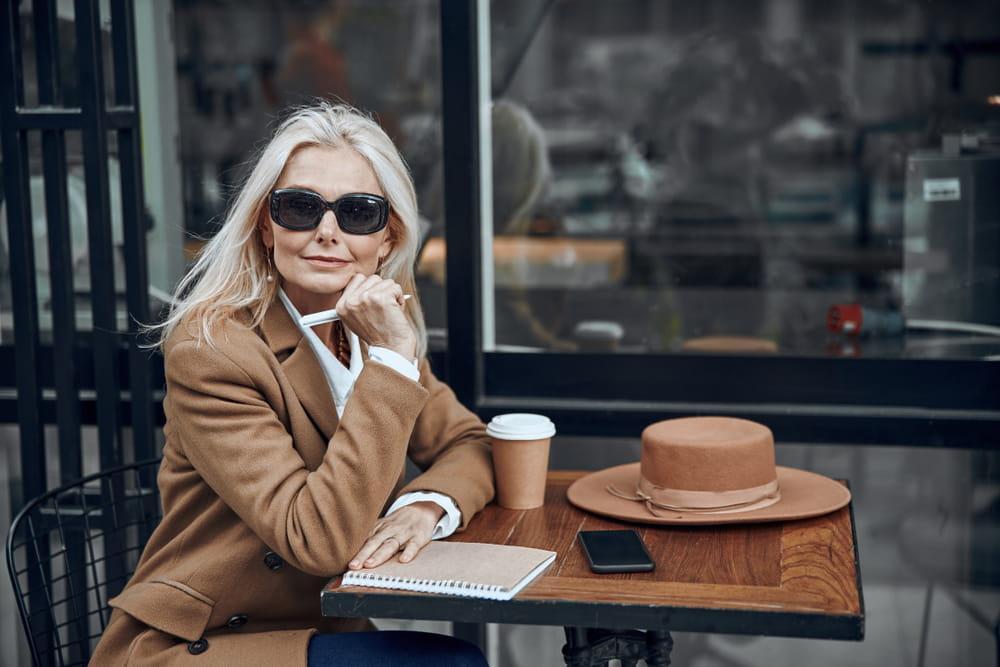 Una crítica constructiva ayuda a mejorar aspectos de tu personalidad o de tus habilidades que benefician tu desempeño. No las rechaces, por el contrario óyelas con atención y piensa lo maravilloso que es ponerlas en práctica para mejorar cualquier aspecto con el que no te sientas cómoda.