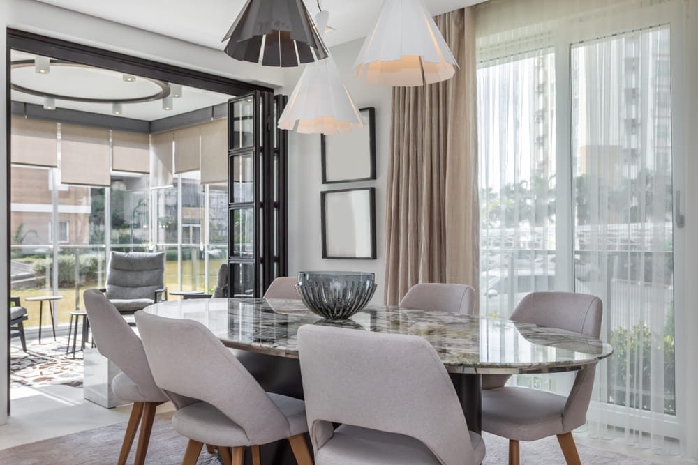 Decorar el comedor nunca antes fue tan fácil desde que llegó el estilo Japandi! Tonos suaves y sobrios invitan a pasar grandes veladas llenas de calor de hogar!