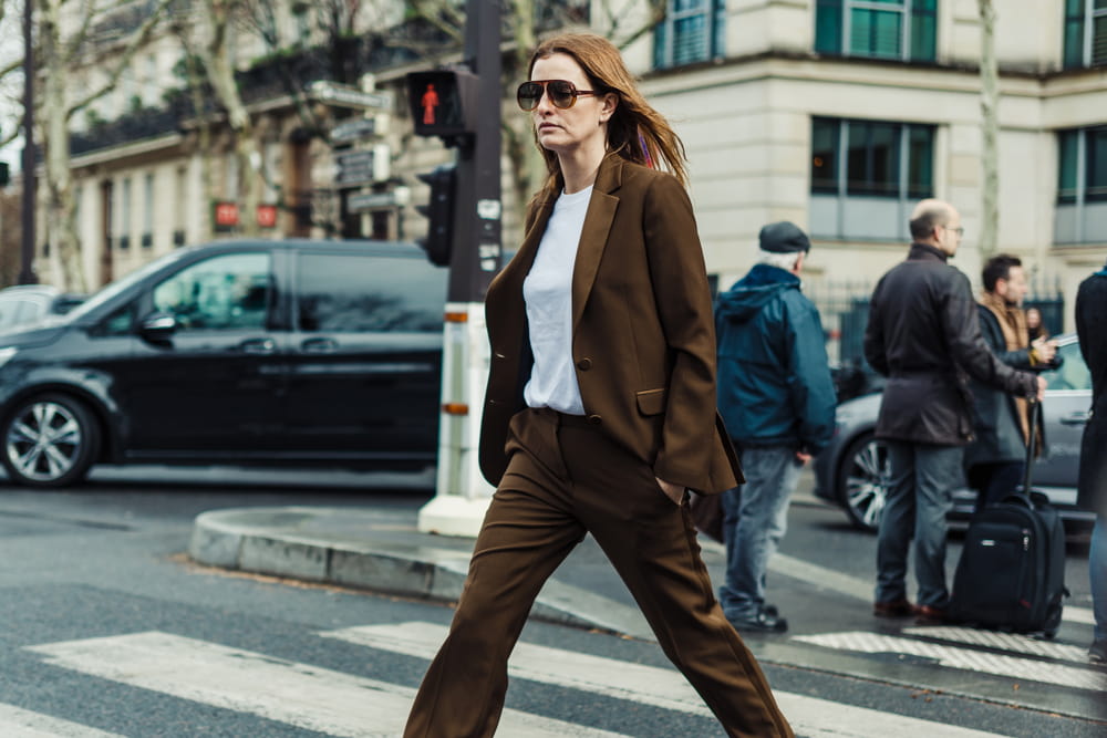 Un traje sastre es un básico en el closet de una mujer que sabe vestirse. Esta tendencia, característica de la Moda de los 80, hizo que las mujeres ejecutivas y empresarias comenzarán a usar los blazers como parte de sentirse empoderadas y respetadas. Ahora los blazers se podrían usar con falda, vestidos y pantalones.