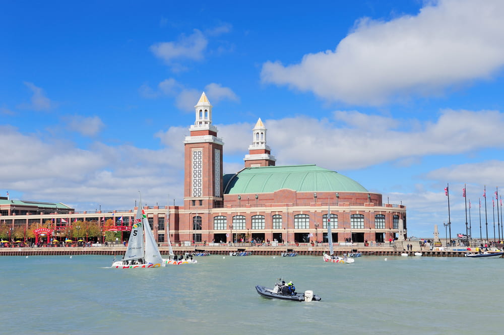 En el Muelle de la Armada podrás ver llegar los velero y pequeñas embarcaciones a disfrutar de un delicioso almuerzo o cena, así como una caminata a lo largo del malecón. Es un sitio pintoresco donde pasan muchas cosas a la misma vez. Si vas a Chicago no dejes de disfrutar de este maravilloso spot! 