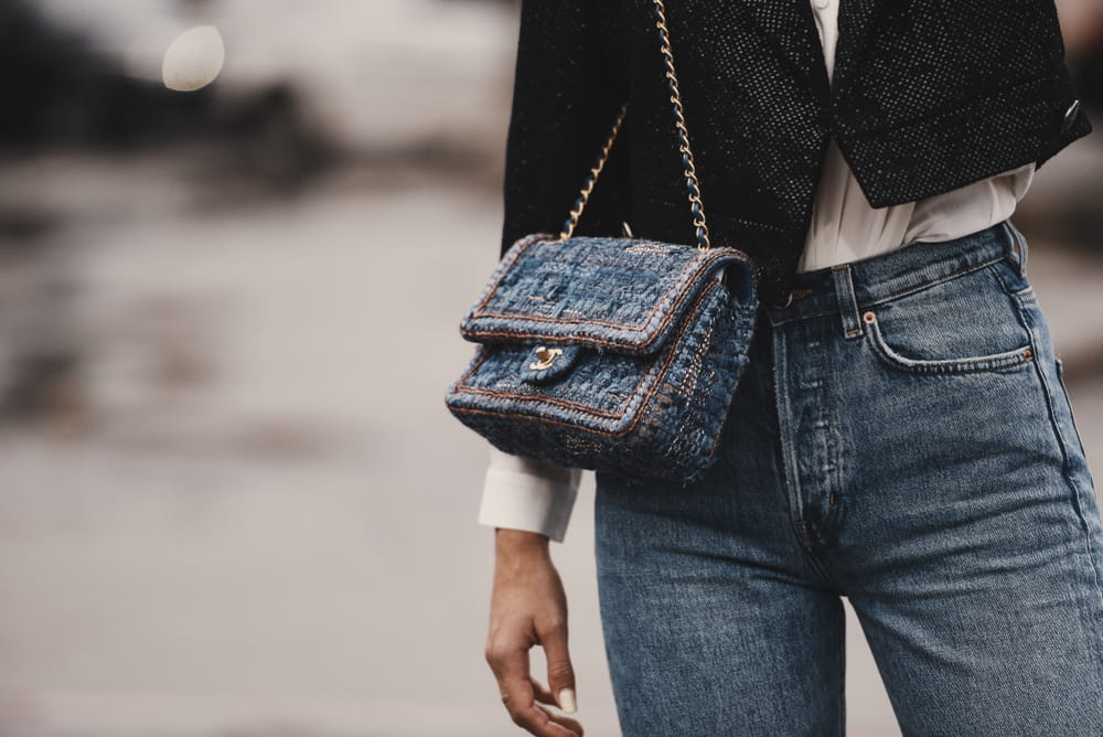 Un jean es una prenda básica en el guardarropas de una mujer. Son luchas las combinaciones que puedes hacer de Outfists con jeans y lucir radiante.