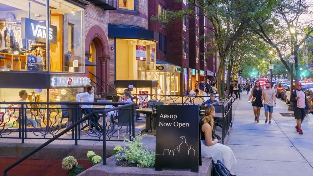 Uno de los lugares más bellos de Boston es Newbury Street, la calle de las tiendas más exclusivas y de pequeños y coloridos restaurantes 
